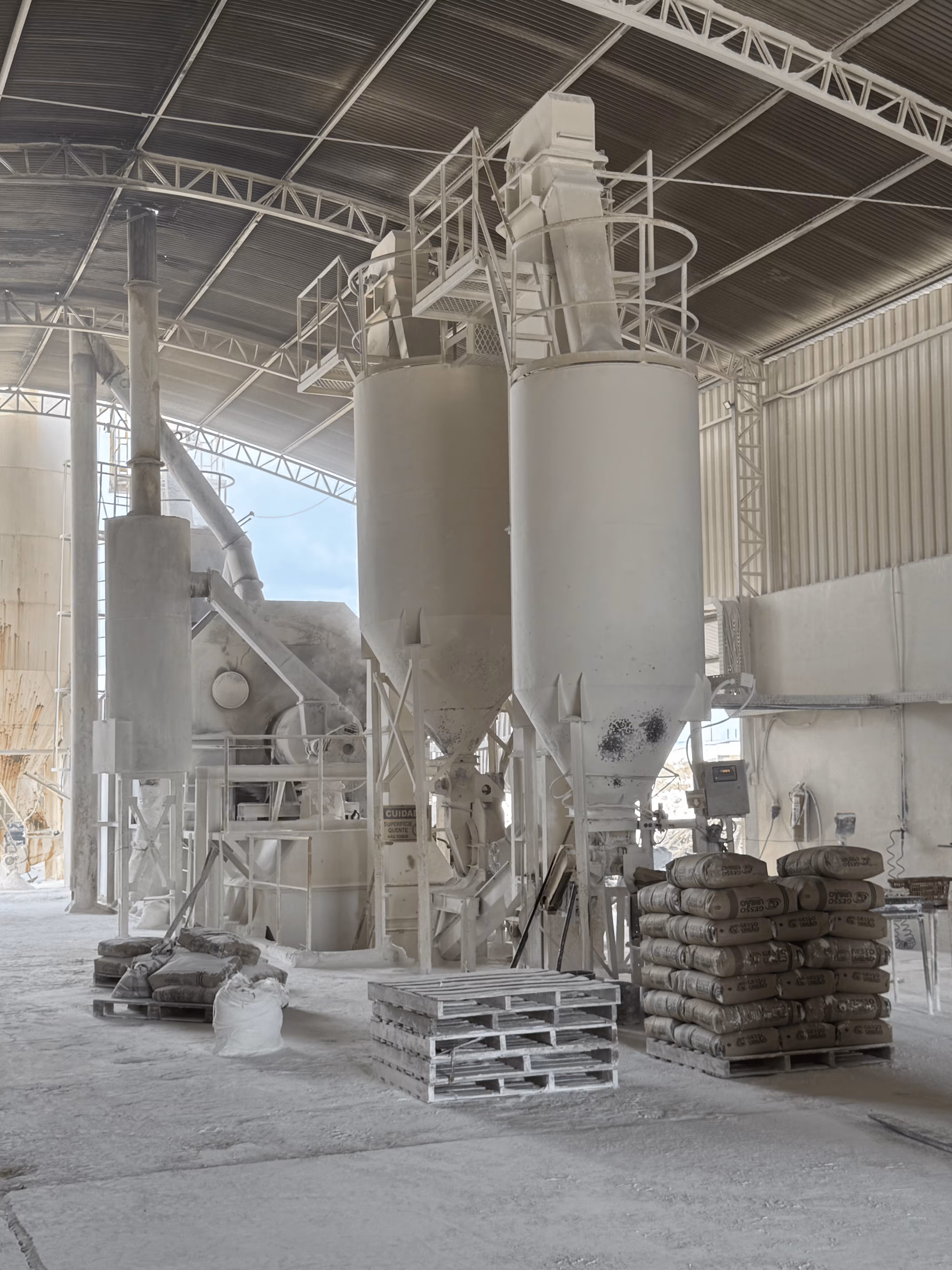 Silos industriais para processamento e armazenagem de gesso